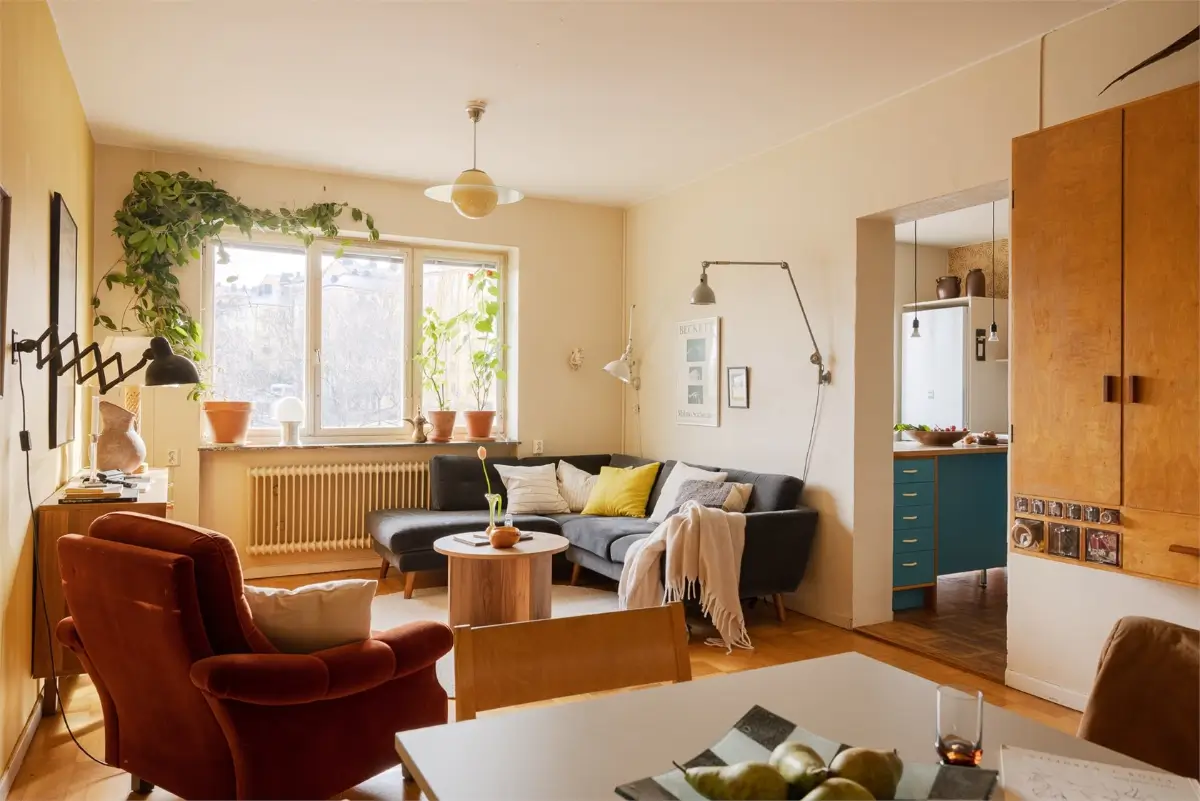 Vibrant Colors in a Spacious 1940s Apartment in Stockholm 1 vibrant-colors-midcentury-apartment-stockholm-nordroom
