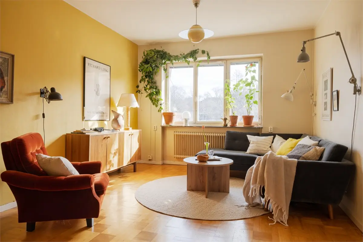 Vibrant Colors in a Spacious 1940s Apartment in Stockholm 2 vibrant-colors-midcentury-apartment-stockholm-nordroom
