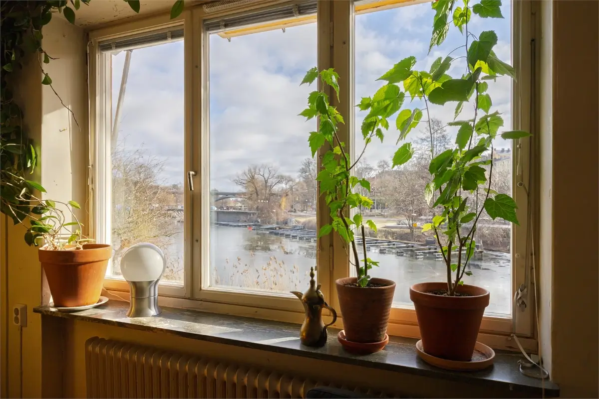 Vibrant Colors in a Spacious 1940s Apartment in Stockholm 7 vibrant-colors-midcentury-apartment-stockholm-nordroom