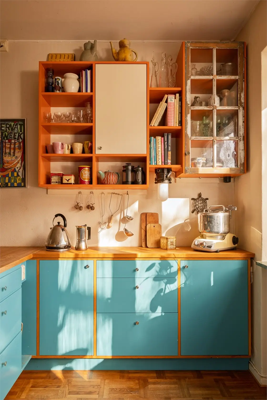 vibrant-colors-midcentury-apartment-stockholm-nordroom