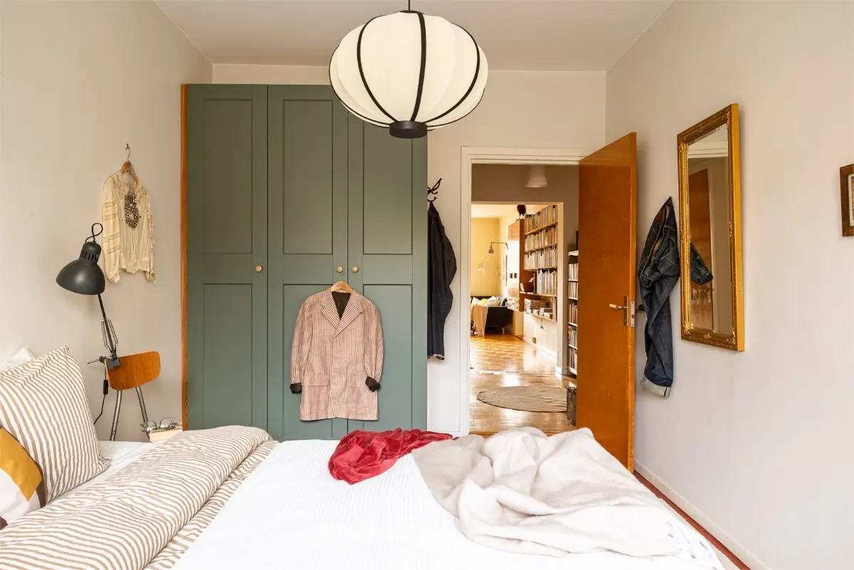 Vibrant Colors in a Spacious 1940s Apartment in Stockholm 23 vibrant-colors-midcentury-apartment-stockholm-nordroom