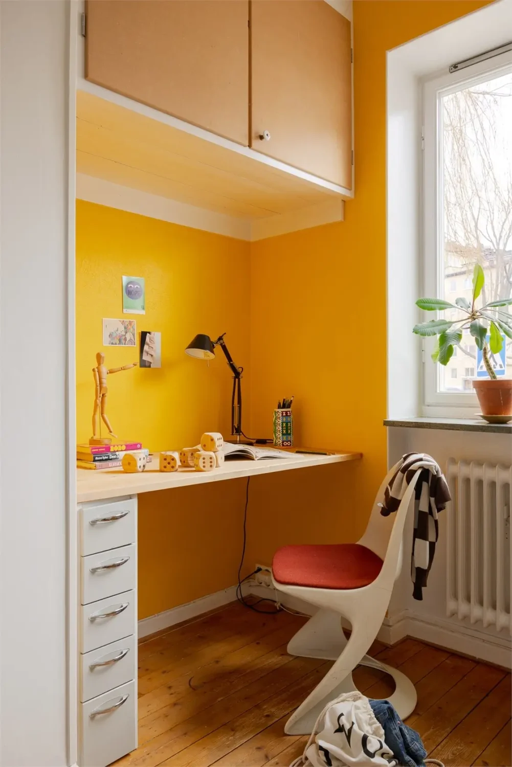 Vibrant Colors in a Spacious 1940s Apartment in Stockholm 29 vibrant-colors-midcentury-apartment-stockholm-nordroom