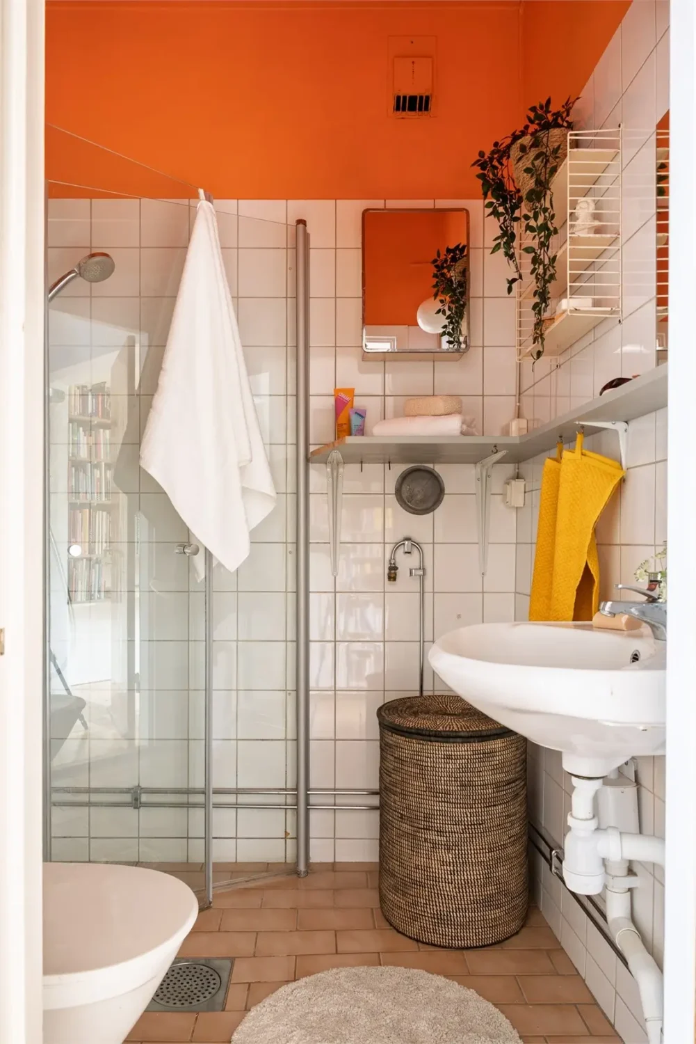 Vibrant Colors in a Spacious 1940s Apartment in Stockholm 32 vibrant-colors-midcentury-apartment-stockholm-nordroom
