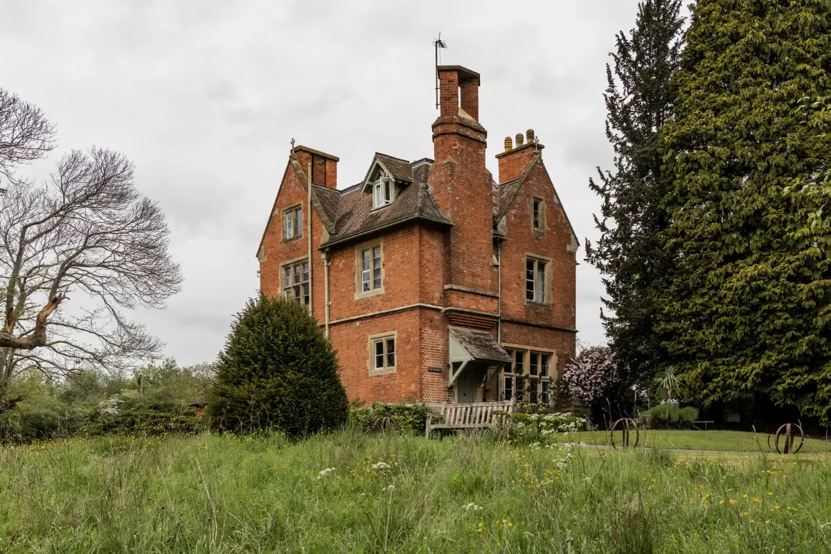 Natural Materials and Cozy Spaces in a 19th-Century Tudor-Gothic Country House 1 19th-century-english-country-house-tudor-gothic-style