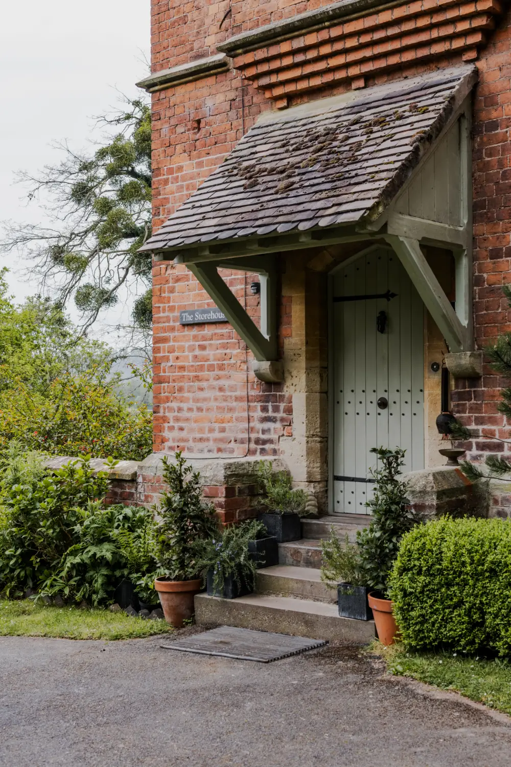 Natural Materials and Cozy Spaces in a 19th-Century Tudor-Gothic Country House 31 19th-century-english-country-house-tudor-gothic-style