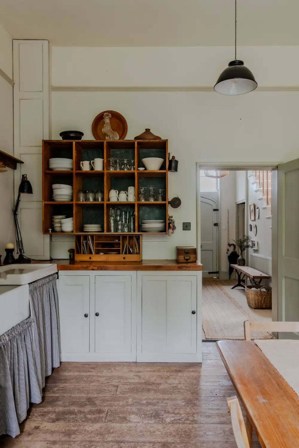 Natural Materials and Cozy Spaces in a 19th-Century Tudor-Gothic Country House 12 19th-century-english-country-house-tudor-gothic-style