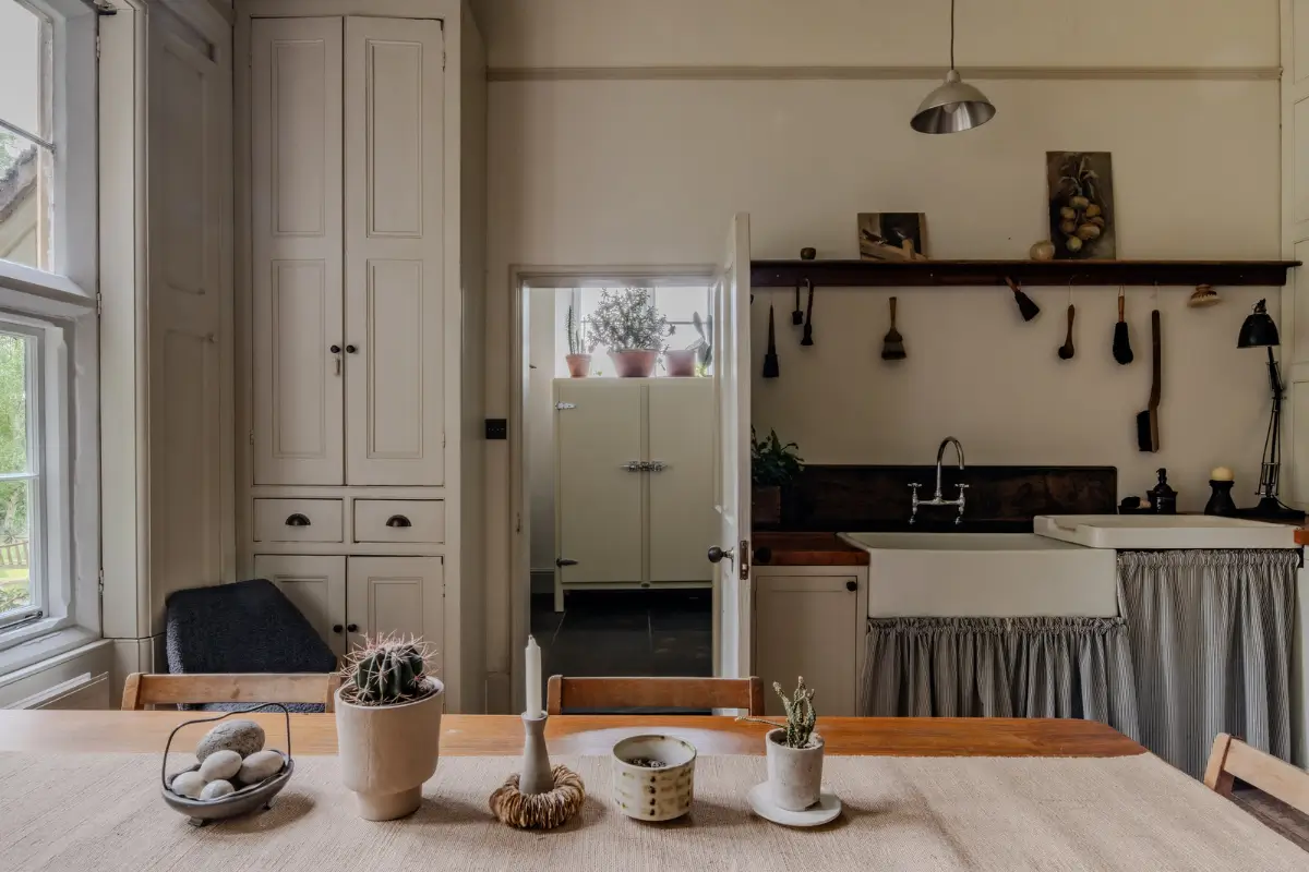 Natural Materials and Cozy Spaces in a 19th-Century Tudor-Gothic Country House 11 19th-century-english-country-house-tudor-gothic-style