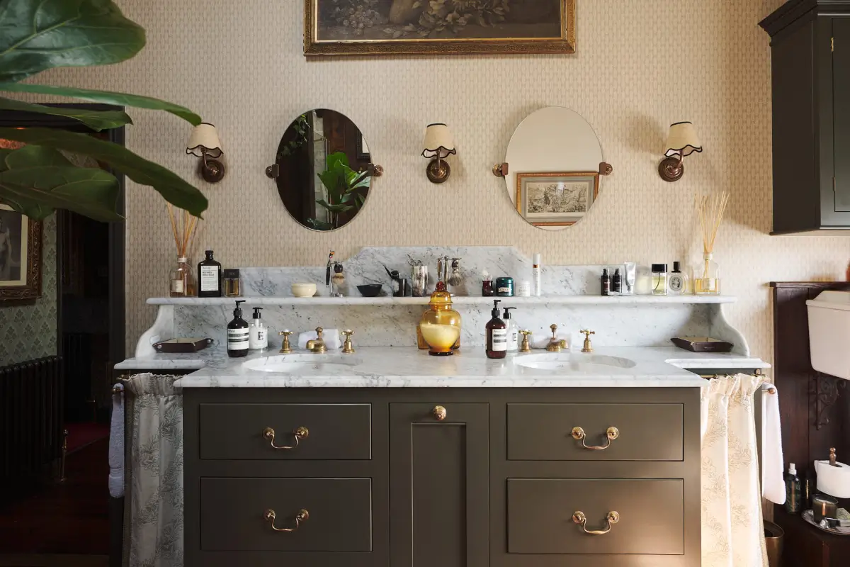deVOL Cabinetry in a Layered and Characterful Victorian Home 24 bathroom-devol-classic-english-cabinets-subtle-wallpaper-nordroom