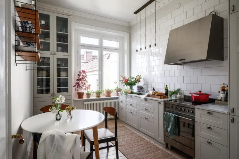 bright-1890s-scandinavian-apartment-nordroom