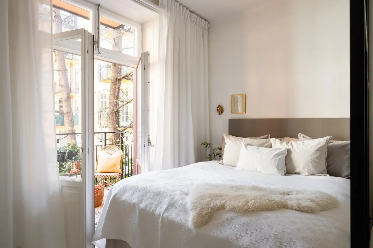 An Elegant Stockholm Apartment Blends Modern Elements with Period Features 16 bright-studio-apartment-industrial-glass-room-divider-lush-balcony