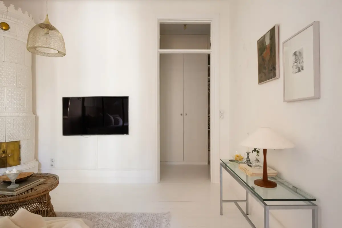 An Elegant Stockholm Apartment Blends Modern Elements with Period Features 26 bright-studio-apartment-industrial-glass-room-divider-lush-balcony
