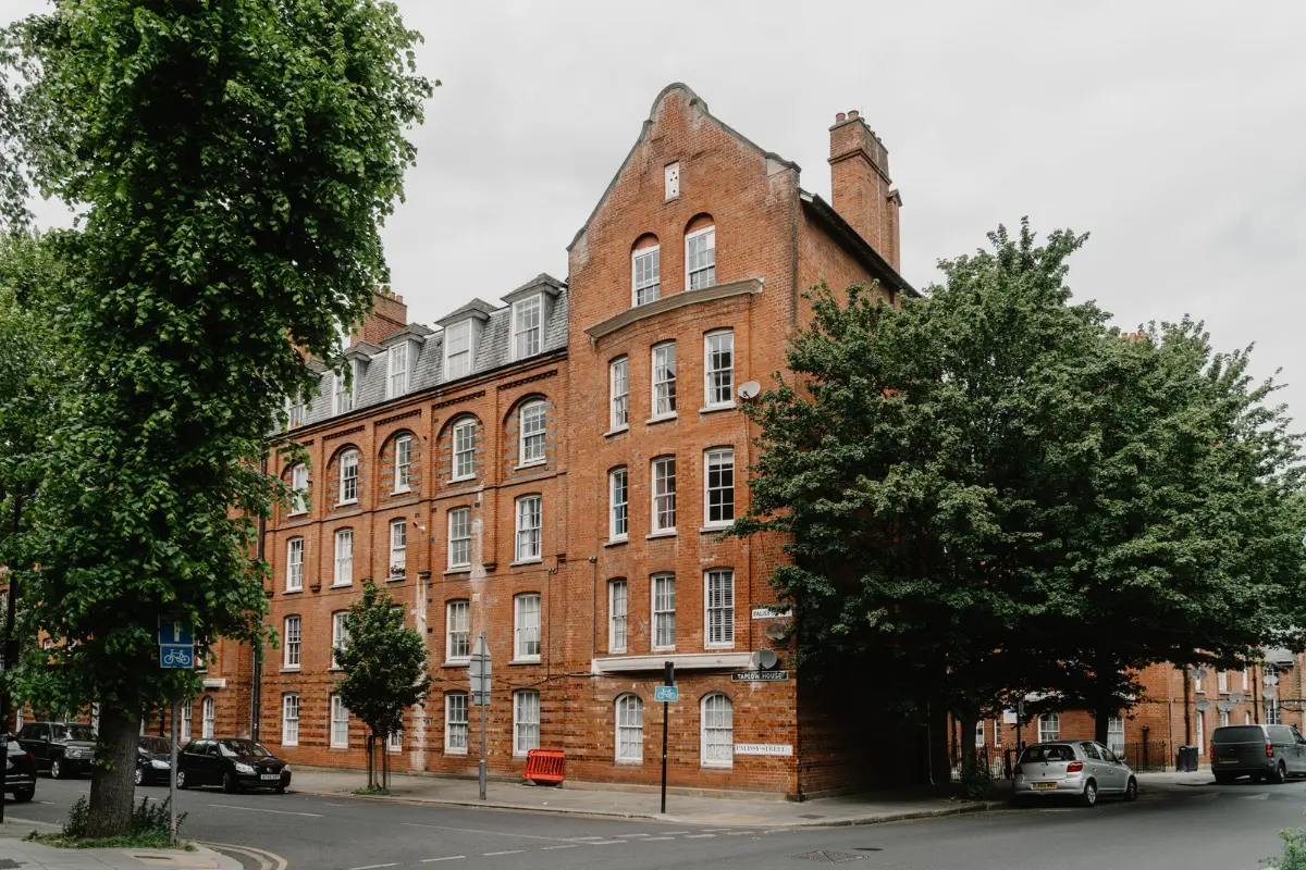 A Serene Two-Bedroom Victorian Apartment Overlooking Arnold Circus 24 calm-color-palette-two-bedroom-victorian-apartment-london