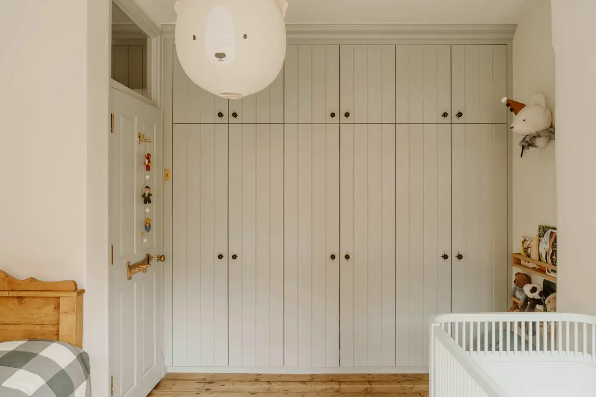 A Serene Two-Bedroom Victorian Apartment Overlooking Arnold Circus 19 calm-color-palette-two-bedroom-victorian-apartment-london