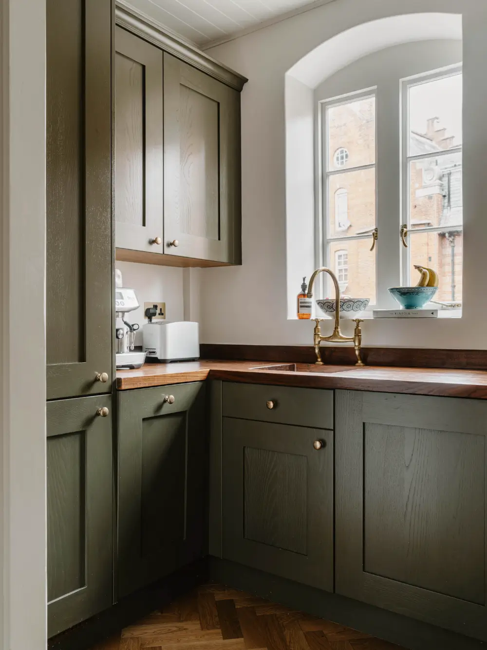 A Serene Two-Bedroom Victorian Apartment Overlooking Arnold Circus 10 calm-color-palette-two-bedroom-victorian-apartment-london