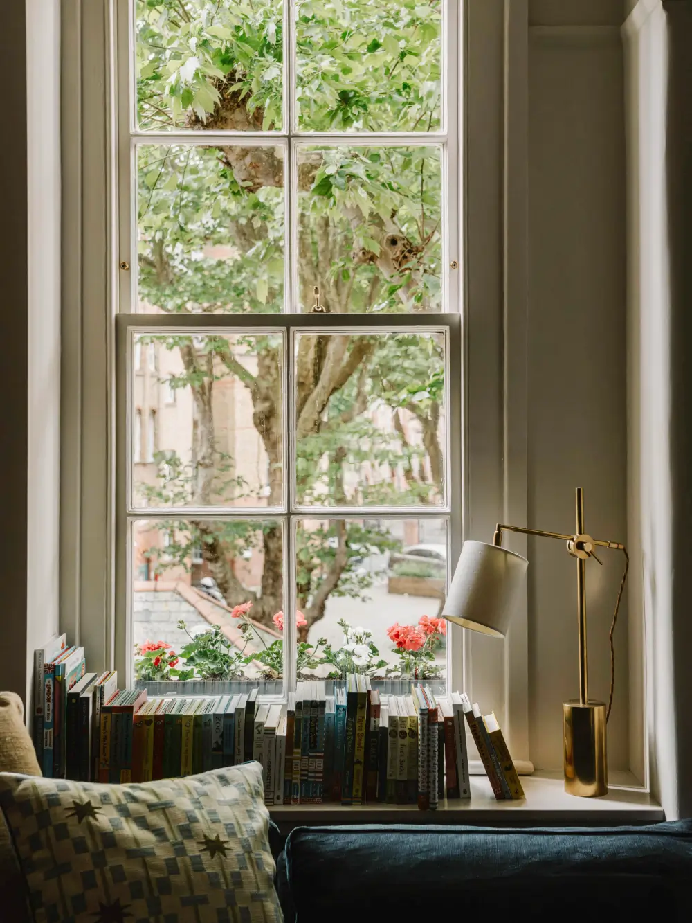 A Serene Two-Bedroom Victorian Apartment Overlooking Arnold Circus 2 calm-color-palette-two-bedroom-victorian-apartment-london