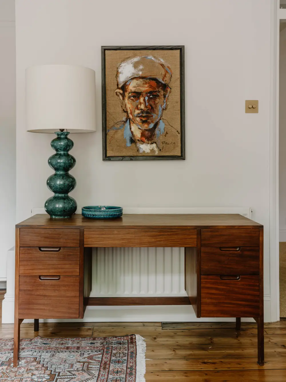 A Serene Two-Bedroom Victorian Apartment Overlooking Arnold Circus 5 calm-color-palette-two-bedroom-victorian-apartment-london