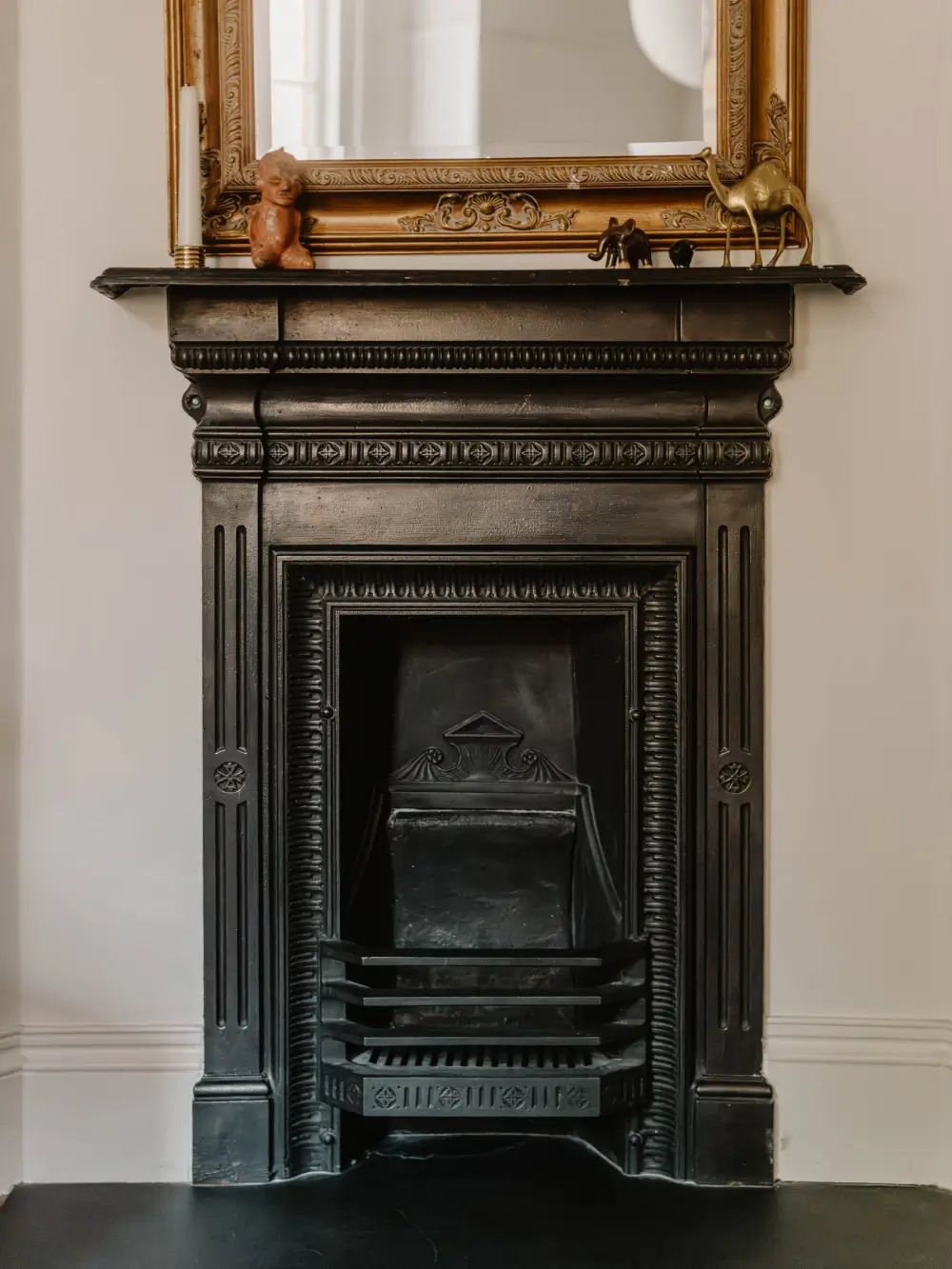 A Serene Two-Bedroom Victorian Apartment Overlooking Arnold Circus 4 calm-color-palette-two-bedroom-victorian-apartment-london