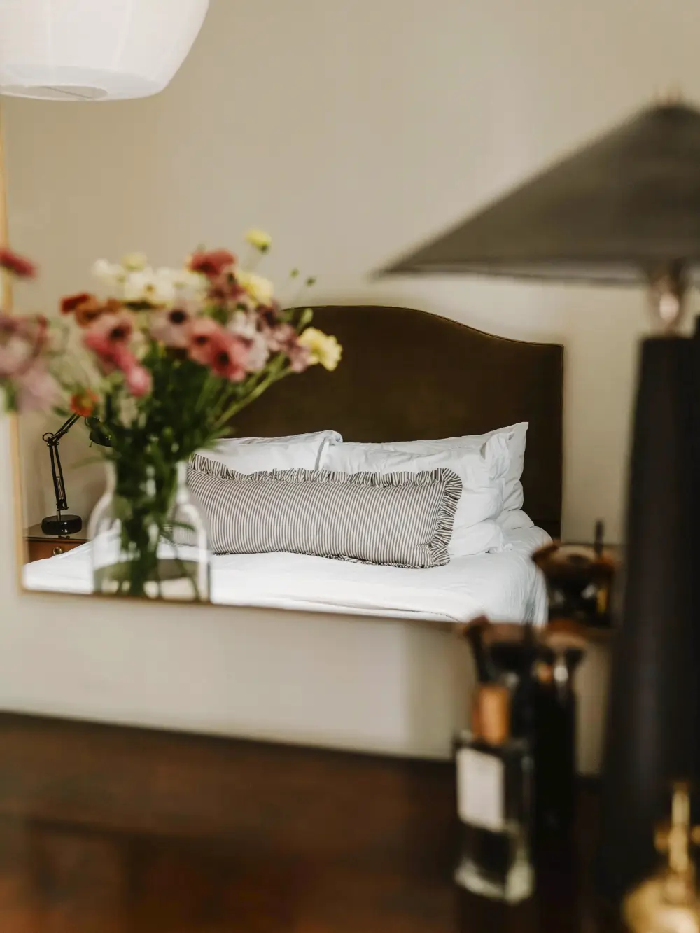 A Serene Two-Bedroom Victorian Apartment Overlooking Arnold Circus 14 calm-color-palette-two-bedroom-victorian-apartment-london