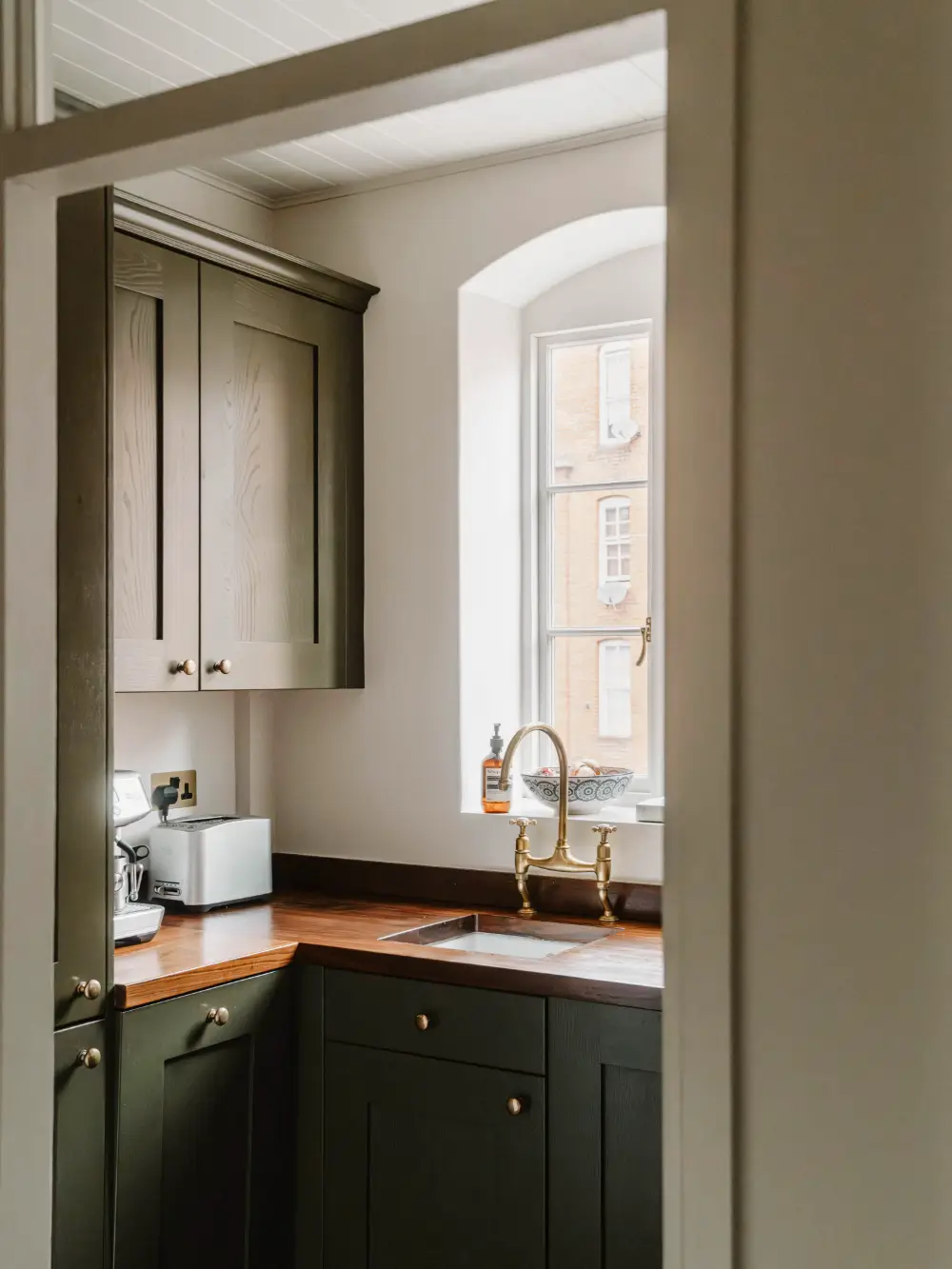 A Serene Two-Bedroom Victorian Apartment Overlooking Arnold Circus 7 calm-color-palette-two-bedroom-victorian-apartment-london