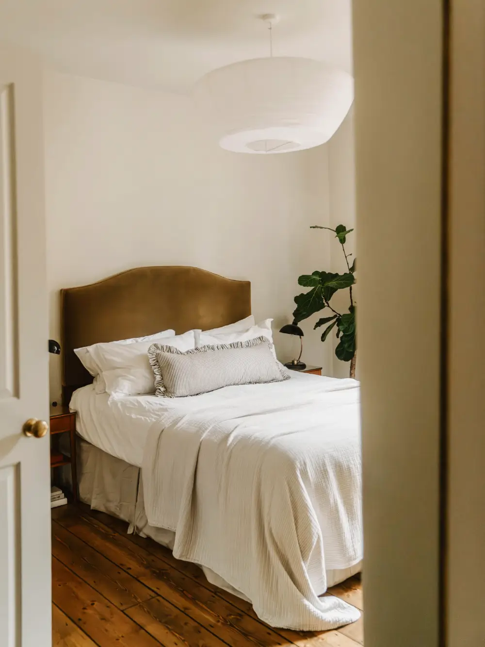 A Serene Two-Bedroom Victorian Apartment Overlooking Arnold Circus 16 calm-color-palette-two-bedroom-victorian-apartment-london