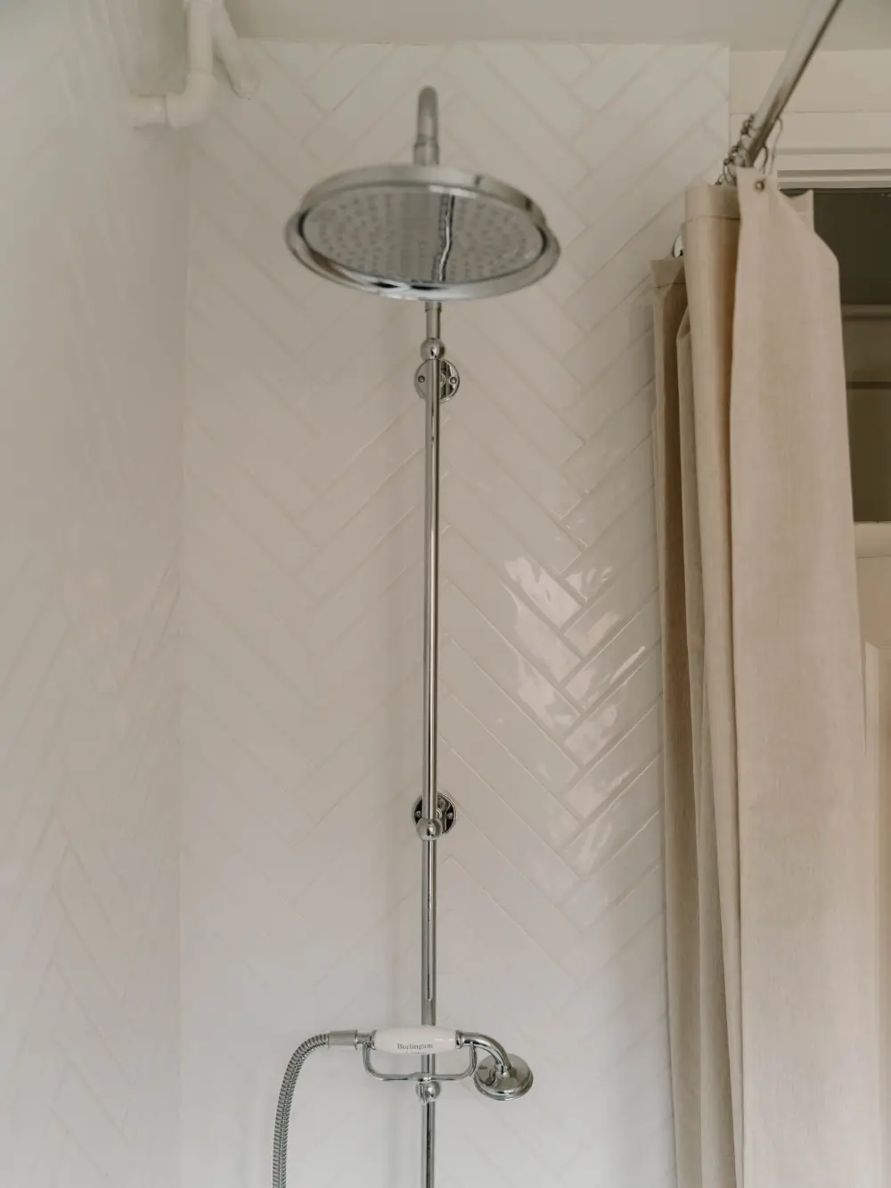 A Serene Two-Bedroom Victorian Apartment Overlooking Arnold Circus 21 calm-color-palette-two-bedroom-victorian-apartment-london