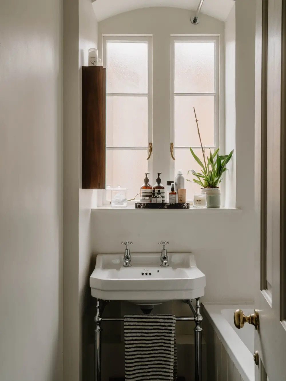 A Serene Two-Bedroom Victorian Apartment Overlooking Arnold Circus 20 calm-color-palette-two-bedroom-victorian-apartment-london