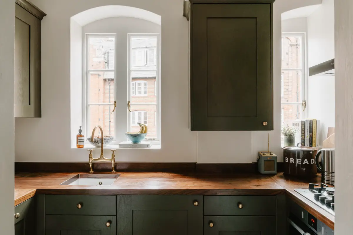 A Serene Two-Bedroom Victorian Apartment Overlooking Arnold Circus 8 calm-color-palette-two-bedroom-victorian-apartment-london