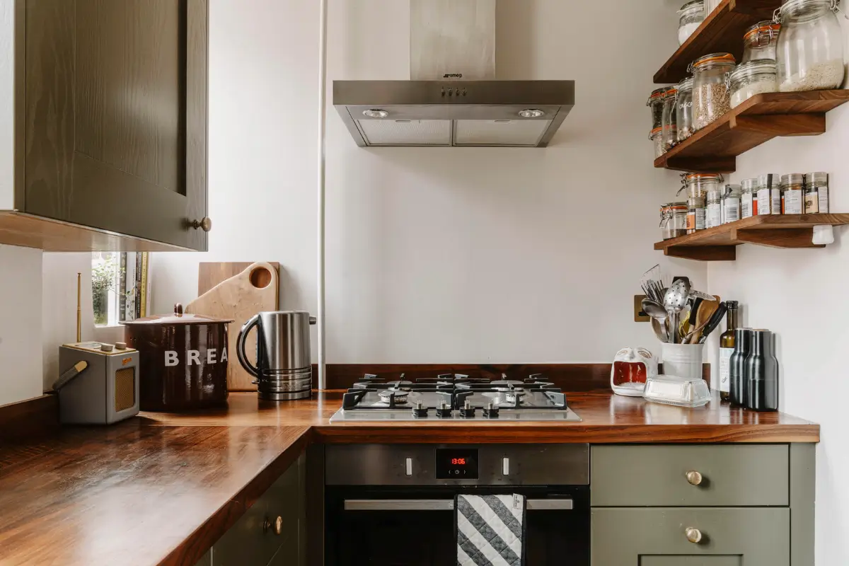 A Serene Two-Bedroom Victorian Apartment Overlooking Arnold Circus 9 calm-color-palette-two-bedroom-victorian-apartment-london