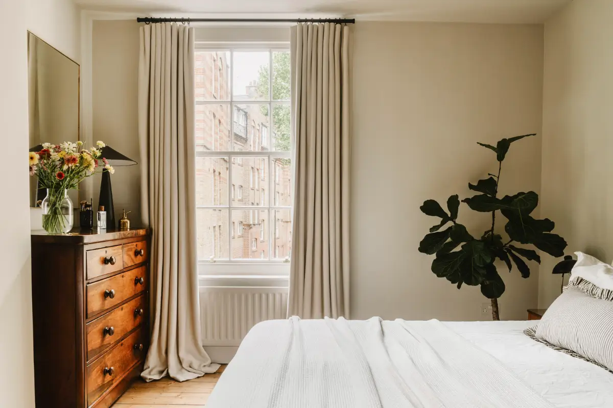 A Serene Two-Bedroom Victorian Apartment Overlooking Arnold Circus 12 calm-color-palette-two-bedroom-victorian-apartment-london