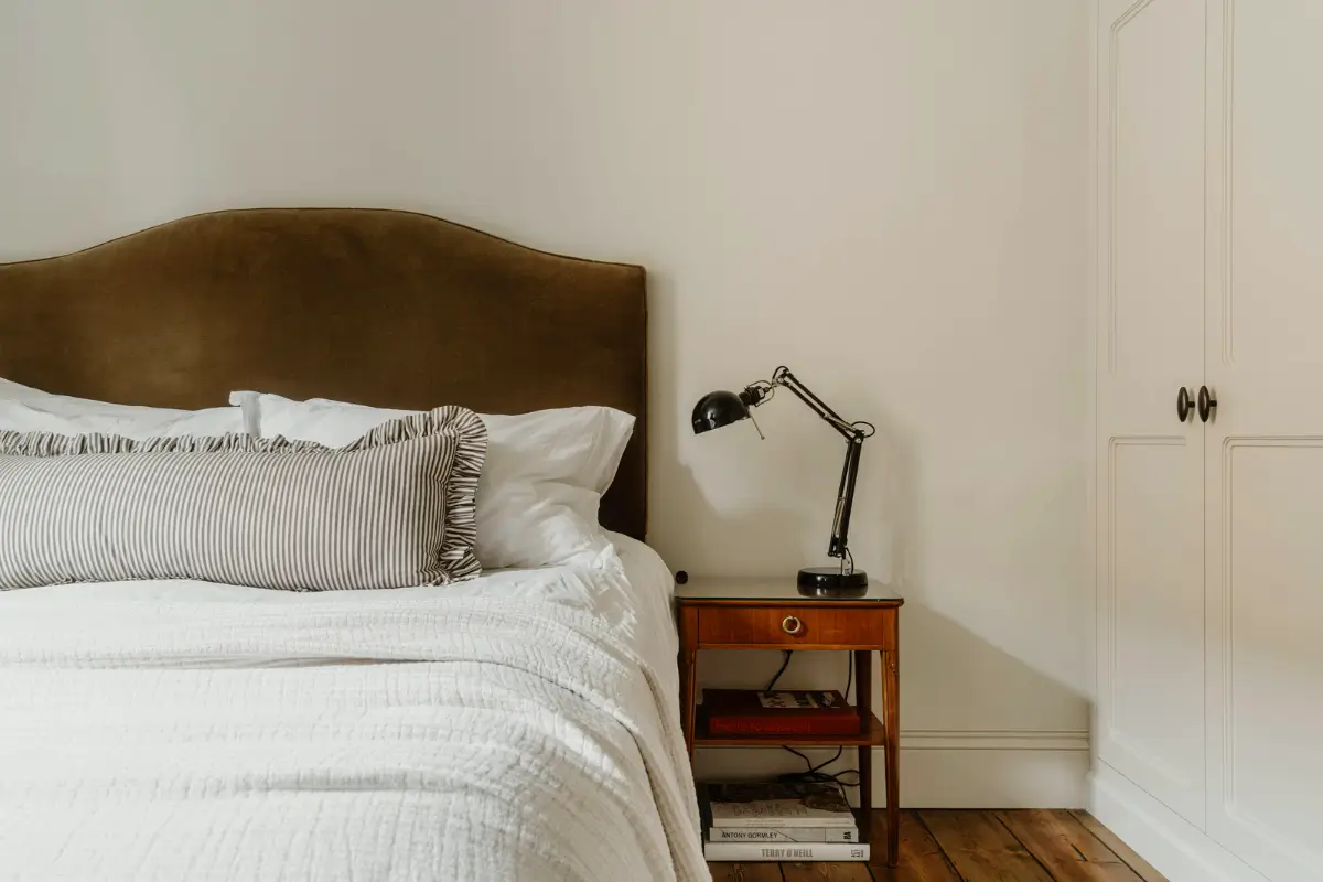 A Serene Two-Bedroom Victorian Apartment Overlooking Arnold Circus 13 calm-color-palette-two-bedroom-victorian-apartment-london