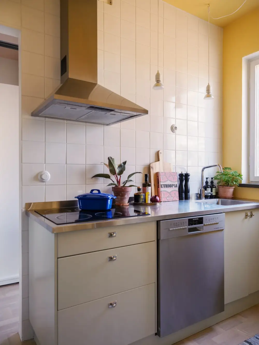 A 1940s Apartment Decorated in Pink and Yellow Hues 15 colorful-1940s-apartment-stockholm-nordroom