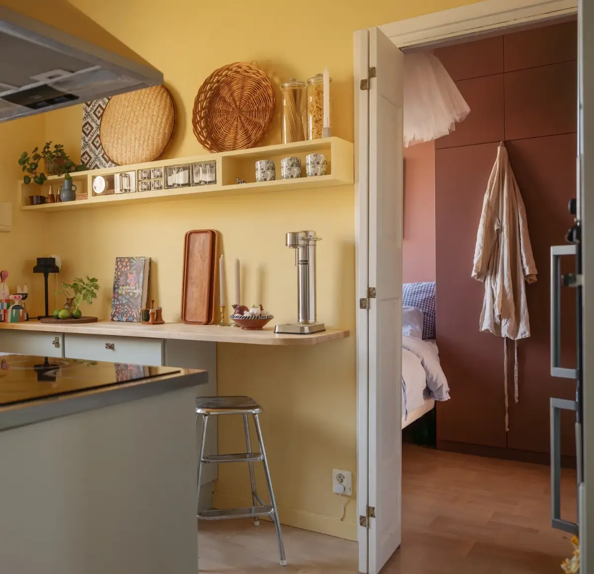 A 1940s Apartment Decorated in Pink and Yellow Hues 14 colorful-1940s-apartment-stockholm-nordroom