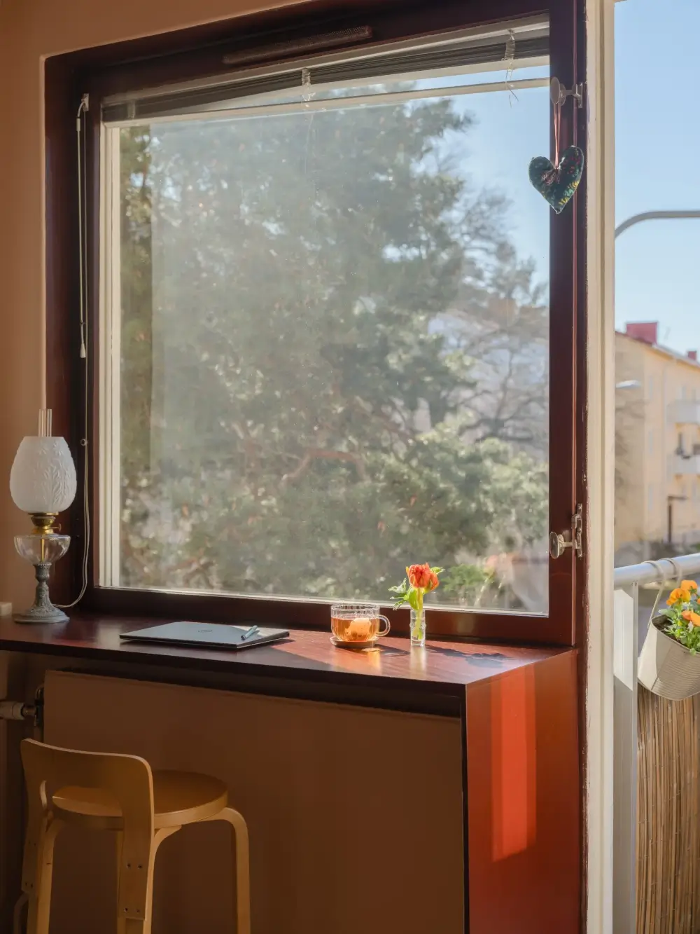A 1940s Apartment Decorated in Pink and Yellow Hues 5 colorful-1940s-apartment-stockholm-nordroom