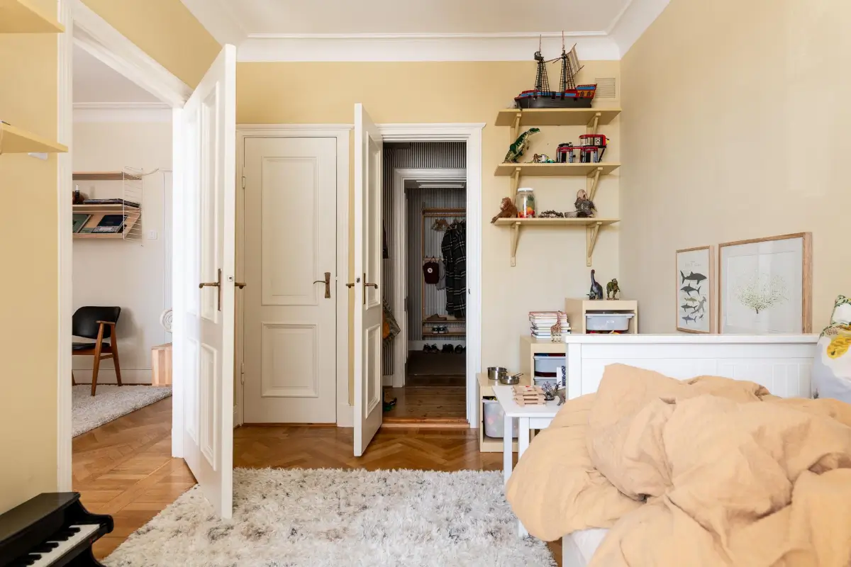 Striped Wallpaper and 1930s Character in a Swedish Apartment 13 cozy-ground-floor-apartment-striped-wallpaper-nordroom