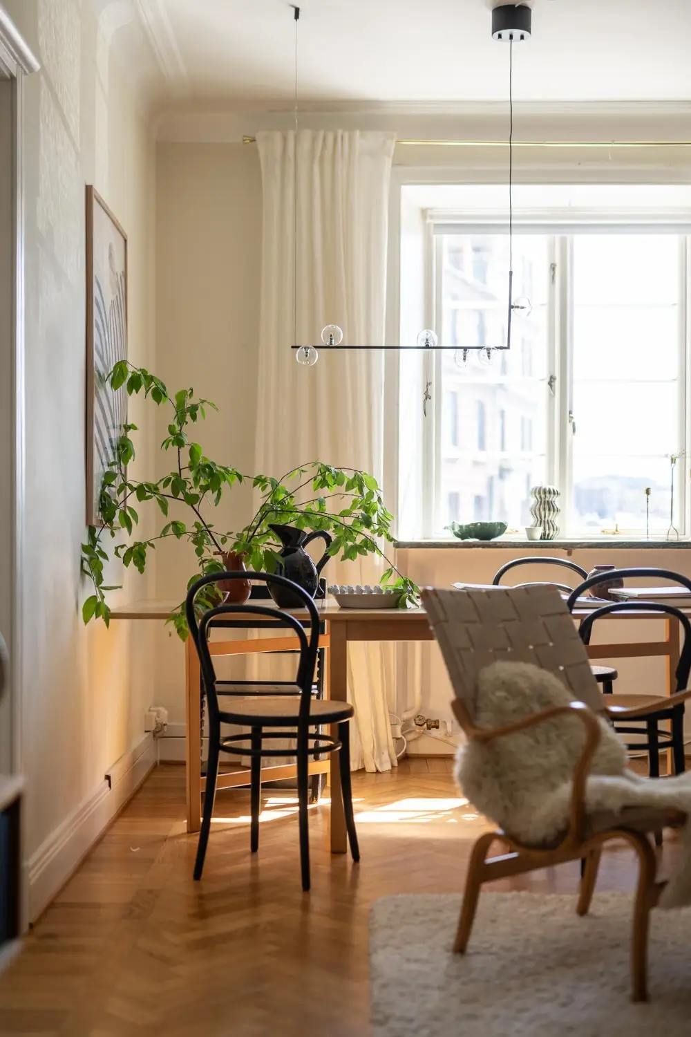Striped Wallpaper and 1930s Character in a Swedish Apartment 5 cozy-ground-floor-apartment-striped-wallpaper-nordroom