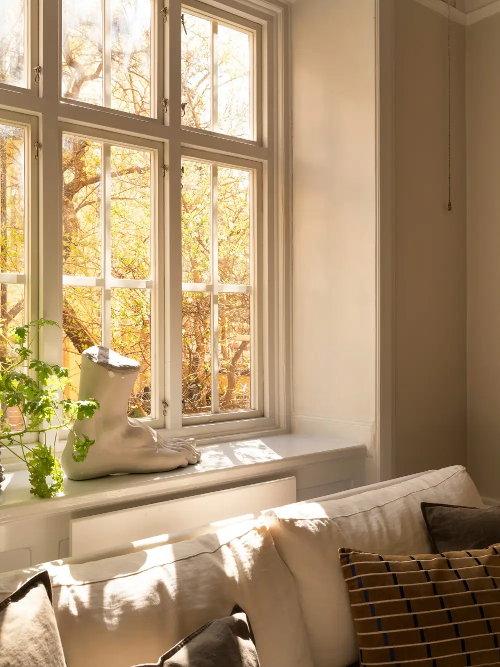 Dark Oiled Floorboards and Muted Tones Turn This Apartment Into a Warm Home 4 cozy-stockholm-apartment-green-accents-nordroom