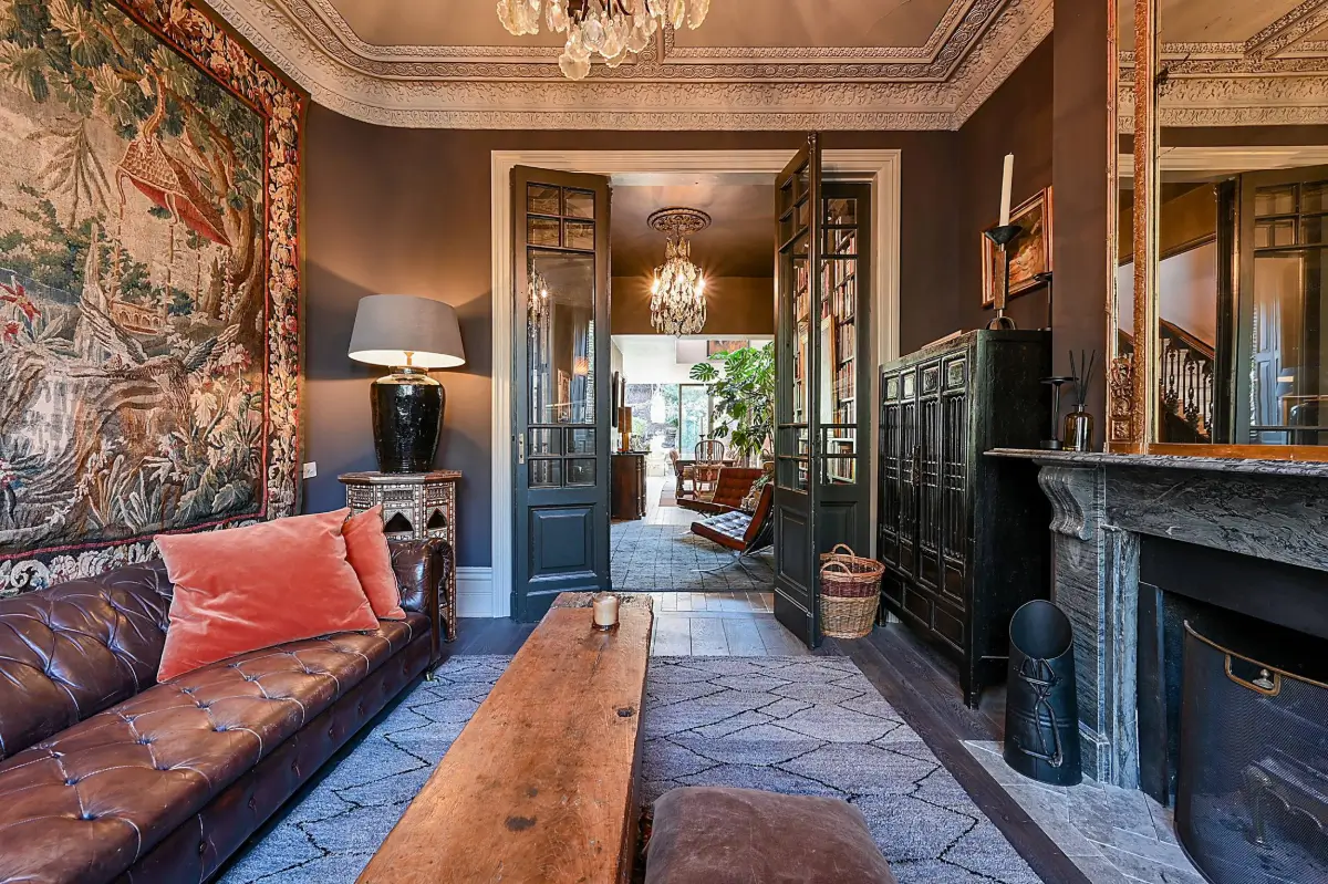 This West-London Period House Doesn't Shy Away from Dark Colors and It's Magnificent 3 dramatic-interiors-period-features-london-historic-home-nordroom