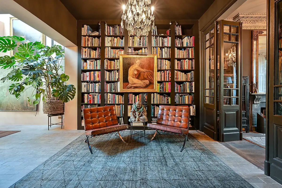 This West-London Period House Doesn't Shy Away from Dark Colors and It's Magnificent 4 dramatic-interiors-period-features-london-historic-home-nordroom