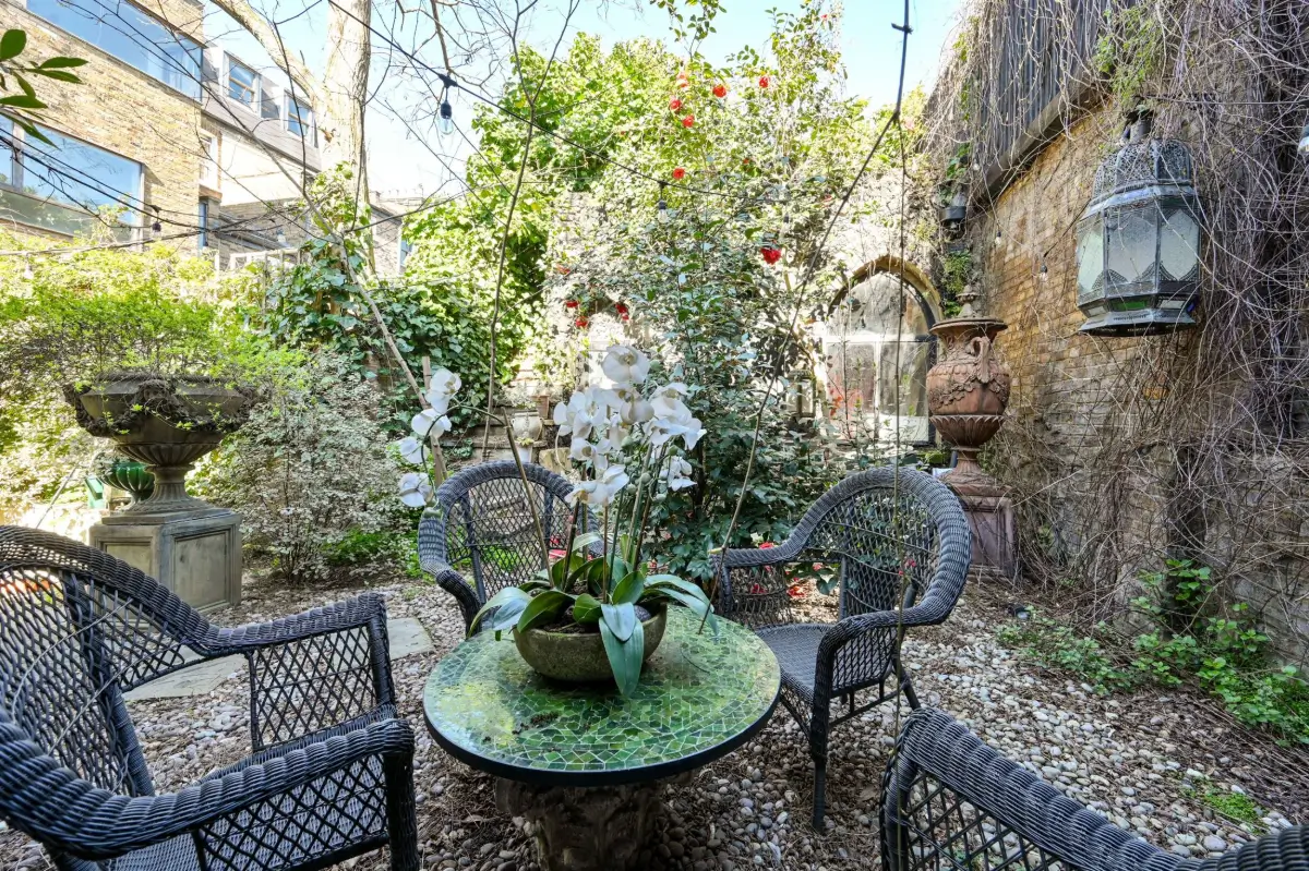 This West-London Period House Doesn't Shy Away from Dark Colors and It's Magnificent 12 dramatic-interiors-period-features-london-historic-home-nordroom