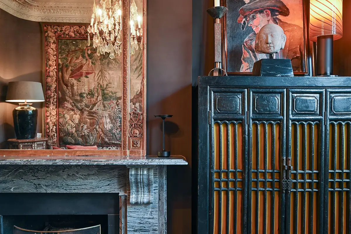This West-London Period House Doesn't Shy Away from Dark Colors and It's Magnificent 2 dramatic-interiors-period-features-london-historic-home-nordroom