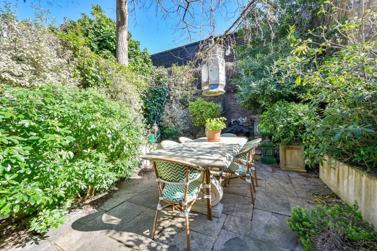 This West-London Period House Doesn't Shy Away from Dark Colors and It's Magnificent 11 dramatic-interiors-period-features-london-historic-home-nordroom