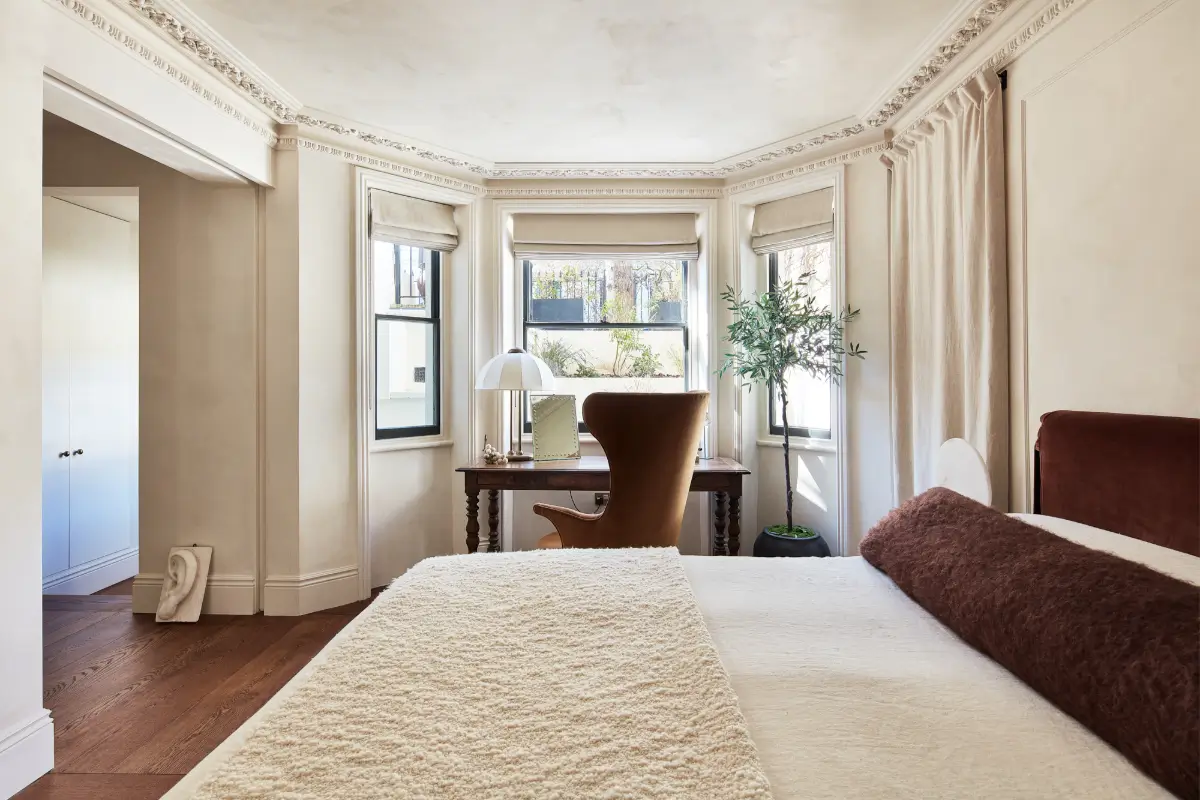 A Bedroom Connected to Nature in a Luxurious Notting Hill Duplex Garden Apartment 22 luxurious-notting-hill-duplex-apartment-garden