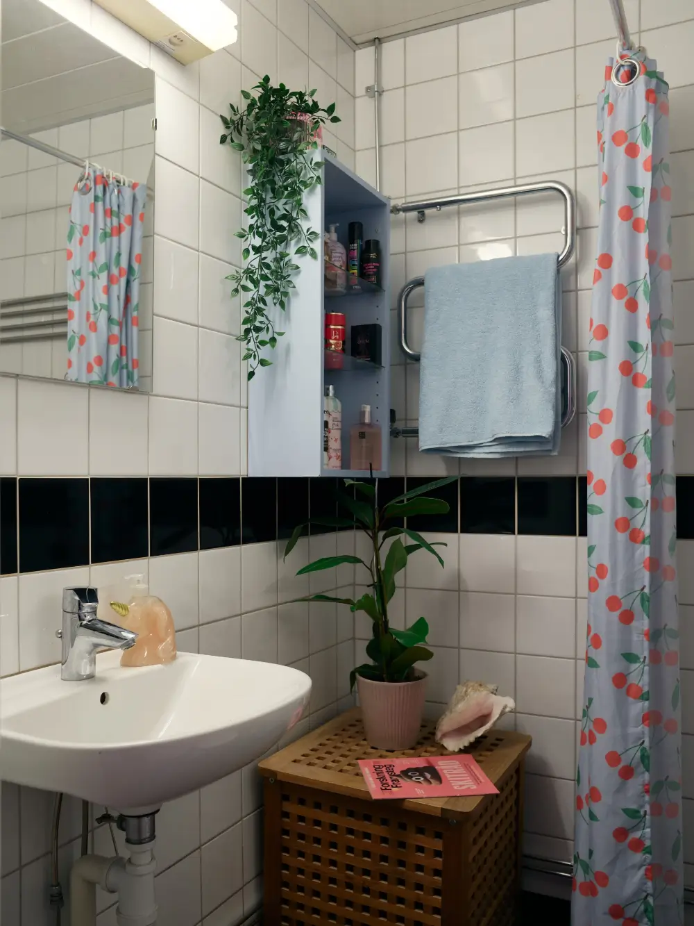 Vintage Decor, Pink Walls, and Period Features in a 1930s Studio Apartment 22 pink-purple-1930s-studio-apartment-stockholm-nordroom