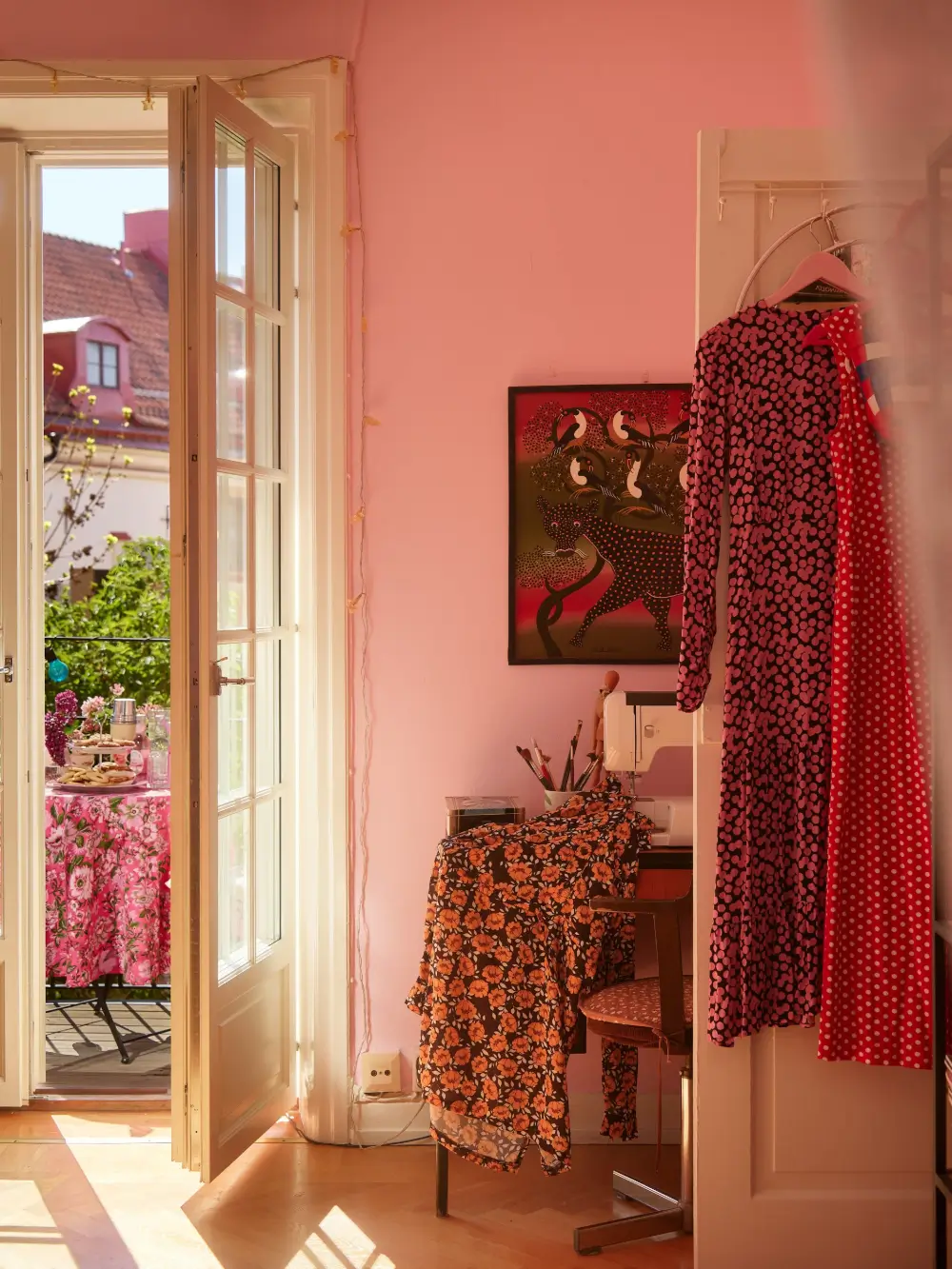 Vintage Decor, Pink Walls, and Period Features in a 1930s Studio Apartment 7 pink-purple-1930s-studio-apartment-stockholm-nordroom