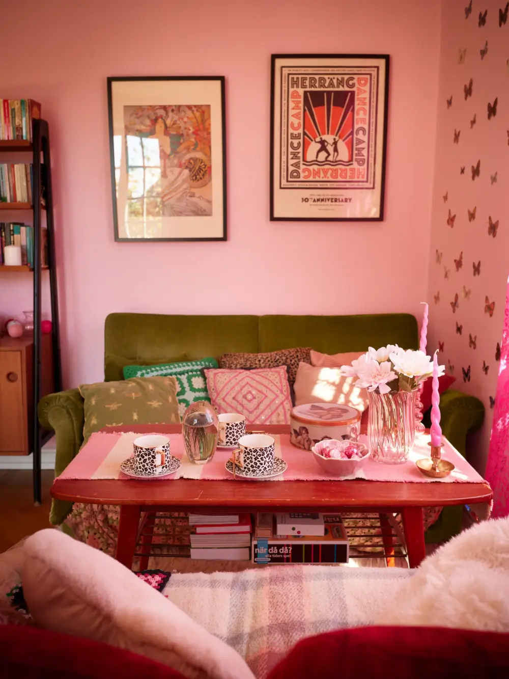 Vintage Decor, Pink Walls, and Period Features in a 1930s Studio Apartment 9 pink-purple-1930s-studio-apartment-stockholm-nordroom