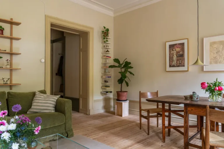red-beige-green-tones-19th-century-apartment-stockholm-nordroom
