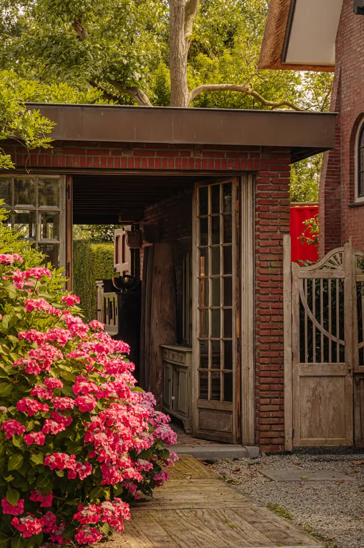 Living on the Amstel: Inside a Timeless Riverside Villa Near Amsterdam 22 rustic-country-style-interiors-riverside-villa-netherlands