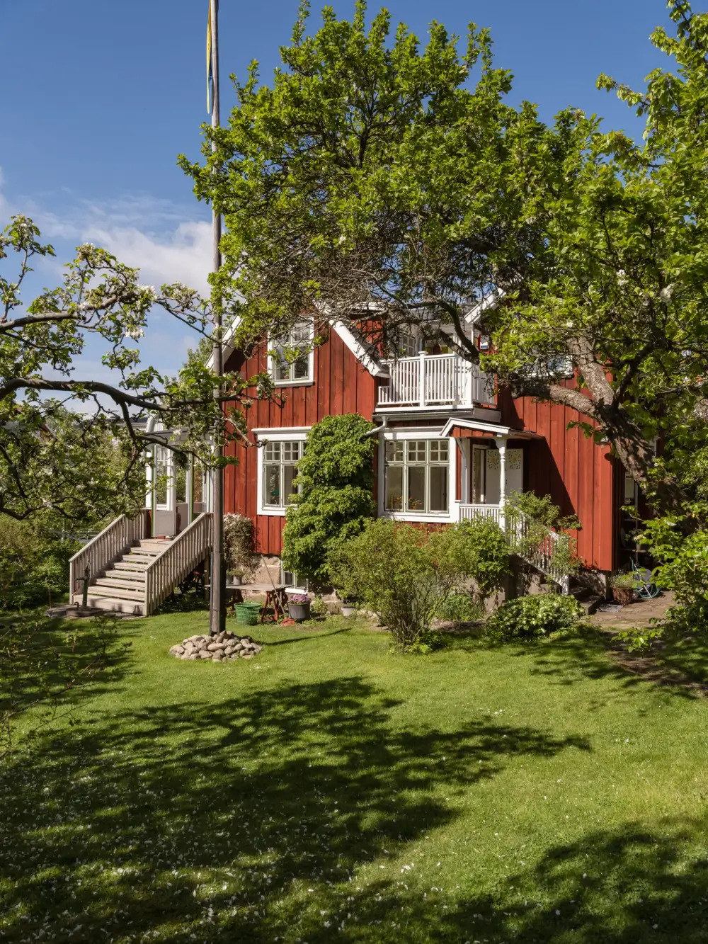 A Characteristic Early 20th-Century Swedish Villa with a Lush Garden 2 turn-of-the-century-villa-lush-garden-nordroom