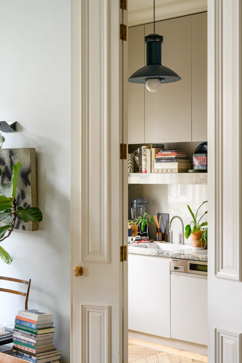 Inside a Thoughtfully Redesigned Two-Bedroom Victorian Apartment in South Kensington 7 unique-two-bedroom-south-kensington-apartment-nordroom