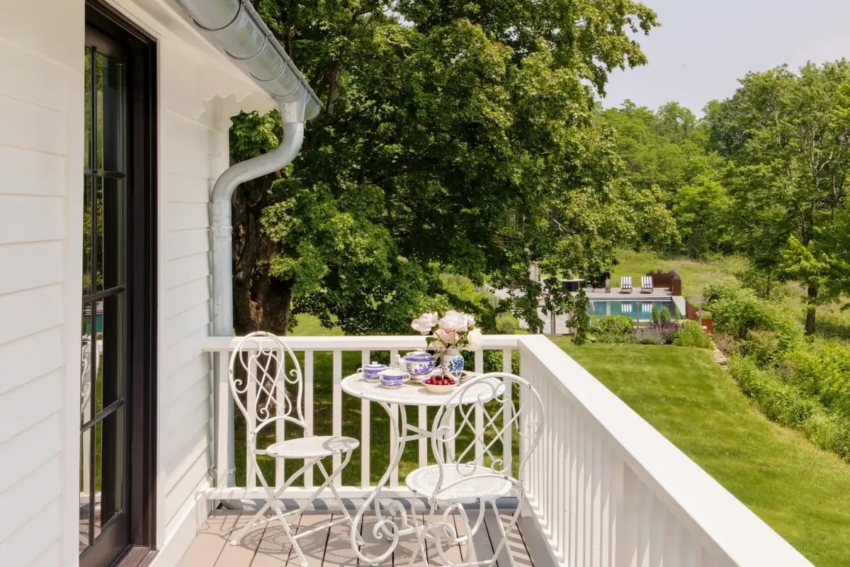 Colorful Interiors in a Beautiful 200-Year-Old Hudson River Estate 26 colorful-interiors-200-year-old-hudson-river-estate-nordroom